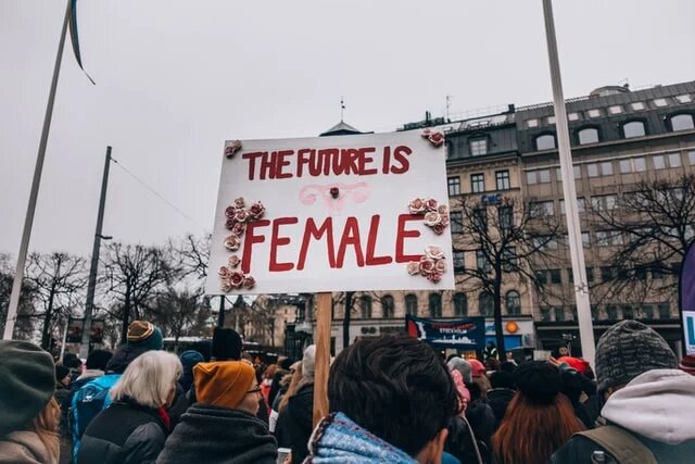 Demonstration und Plakat mit der Aufschrift "The Future ist Female"