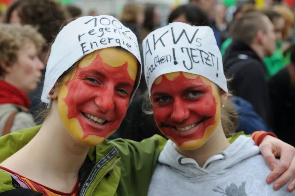 Zwei junge Frauen protestieren gegen Atomkraft – und für erneuerbare Energien.