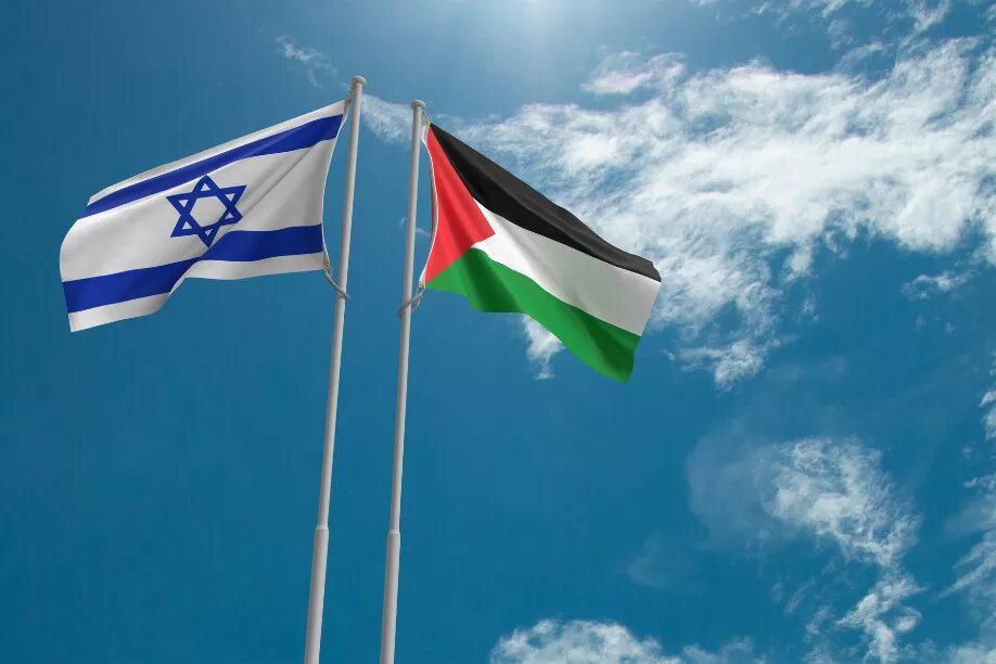 Israelische und palästinensische Flagge vor blauem Himmel