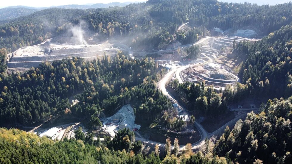 Draufsicht von oben auf Rupice, eine Bergbau Lagerstätte in Vares-Kakanj, in Bosnien und Herzegowina